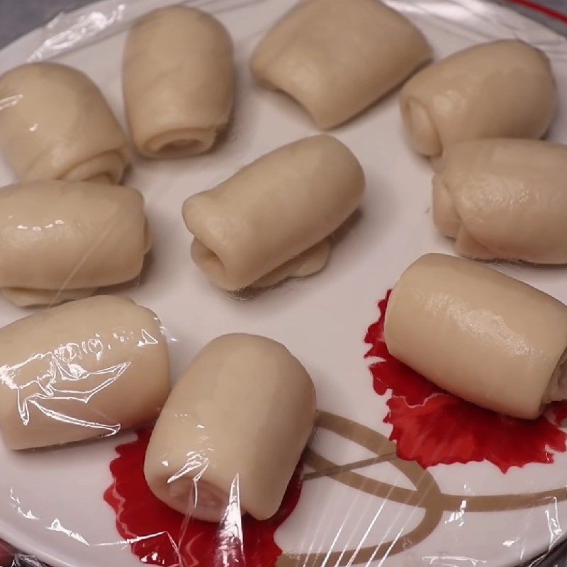 Step 4 Divide and roll the dough for the fish-shaped dumpling