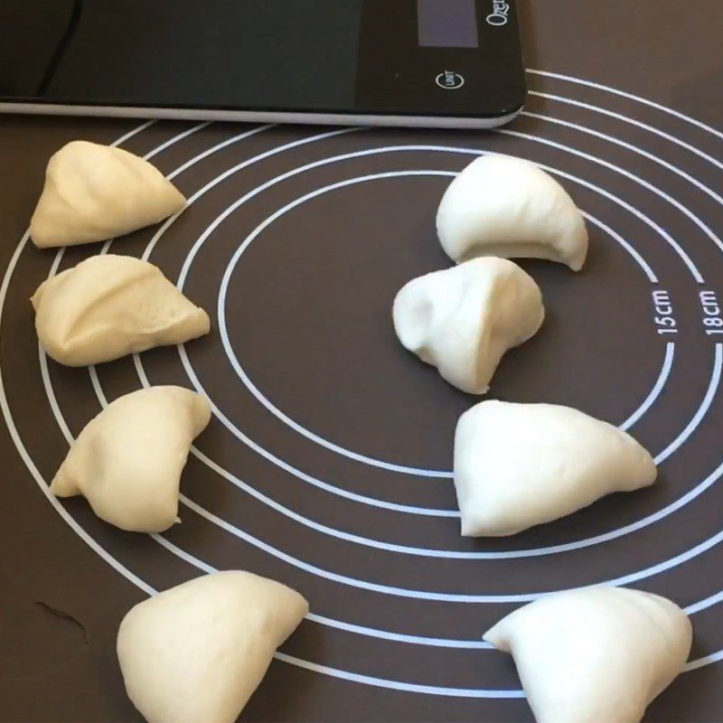 Step 4 Divide and roll the dough for tangerine bao