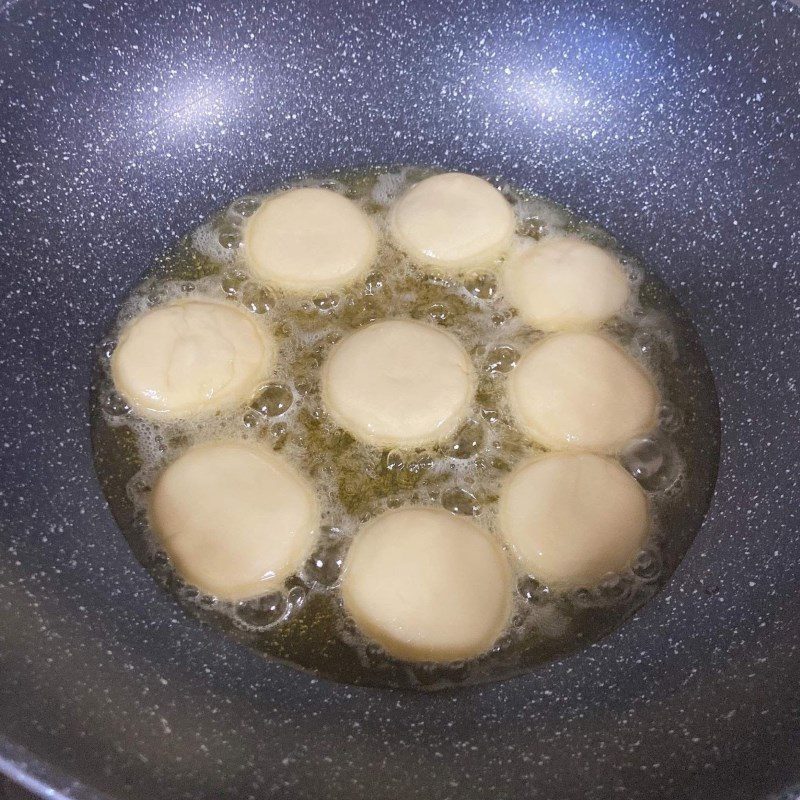 Step 4 Frying the flour cake filled with sugar