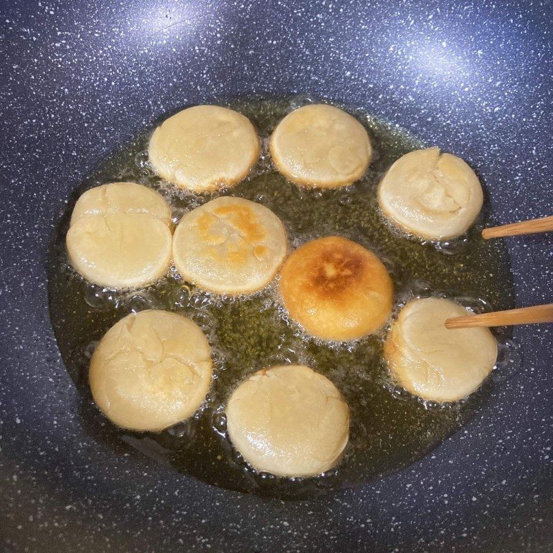 Step 4 Frying the flour cake filled with sugar