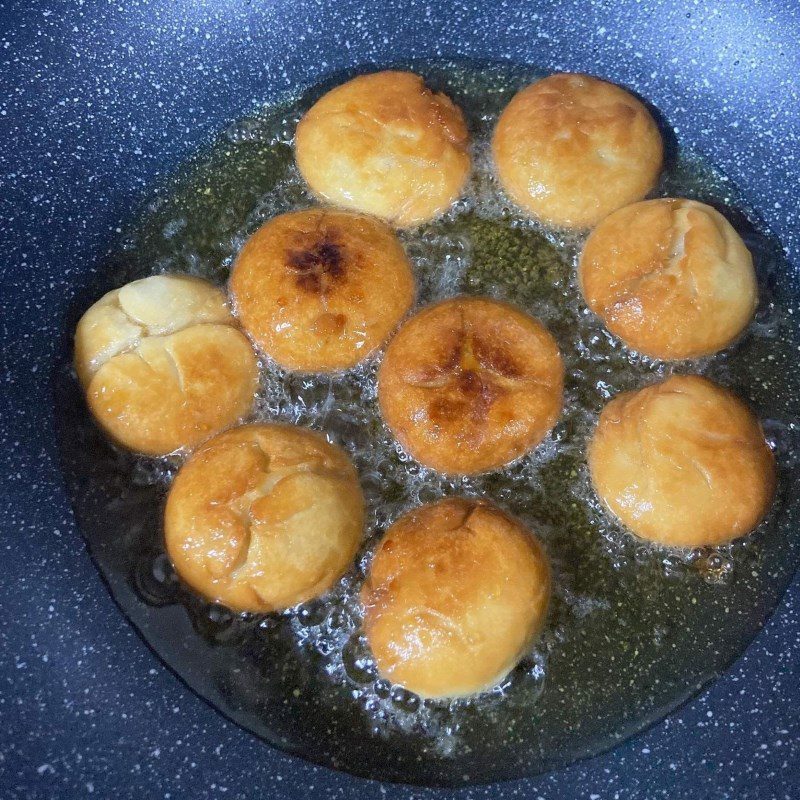 Step 4 Frying the flour cake filled with sugar