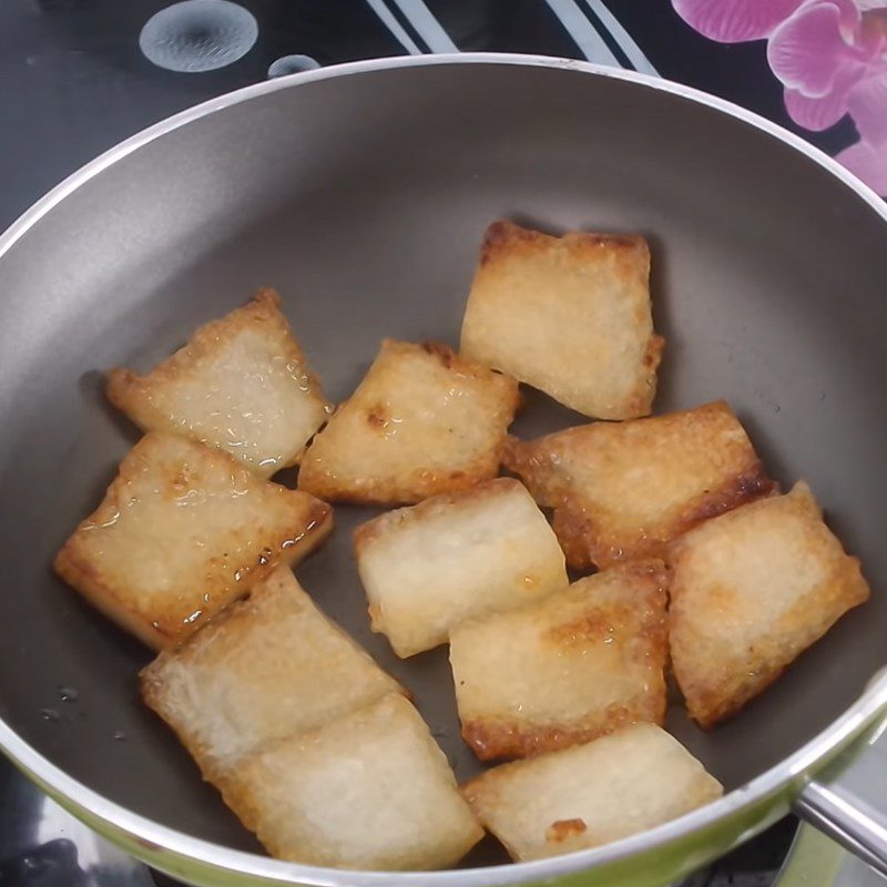 Step 4 Frying rice flour cake Fried with rice flour and tapioca flour