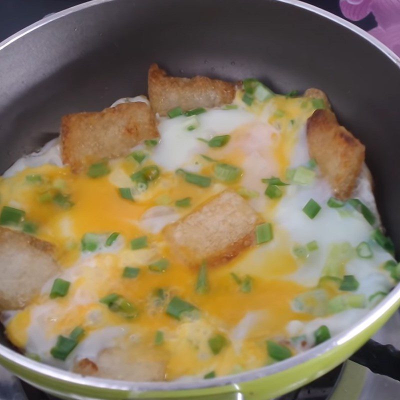 Step 4 Frying rice flour cake Fried with rice flour and tapioca flour