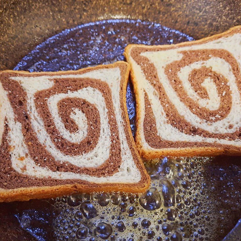 Step 3 Fry the bread for the egg and sausage sandwich