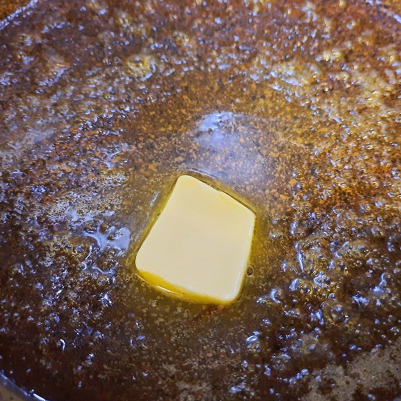 Step 3 Fry the bread for the egg and sausage sandwich