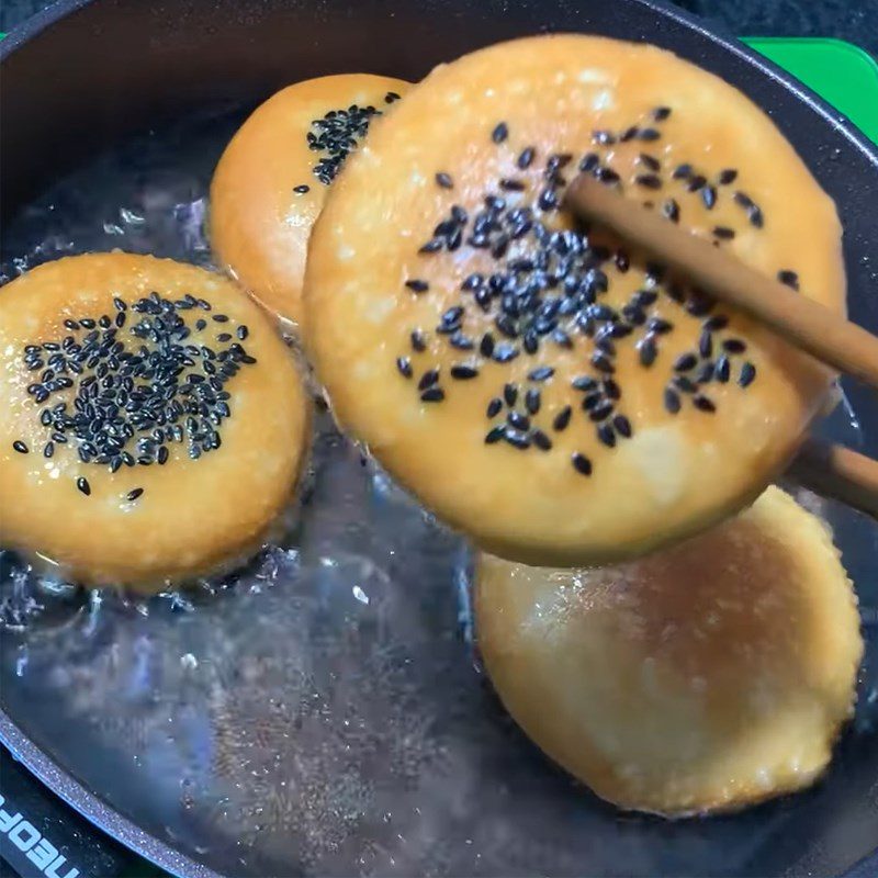 Step 3 Frying coconut sticky rice cake Fried coconut sticky rice cake