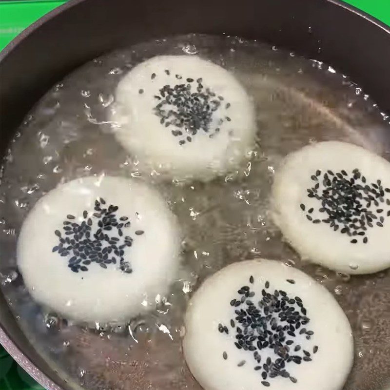 Step 3 Fry the coconut milk glutinous rice cakes