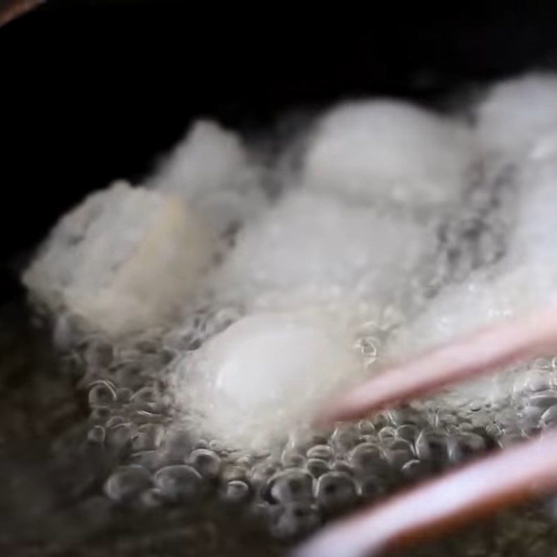 Step 2 Fry the pho for crispy fried pho with salmon