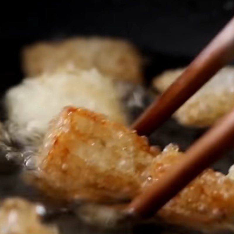 Step 2 Fry the pho for crispy fried pho with salmon