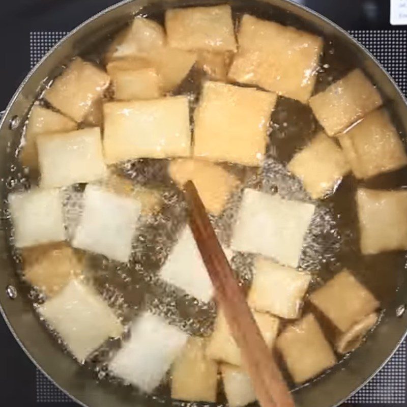 Step 2 Fry the Pho for fried Pho with chicken and tamarind sauce