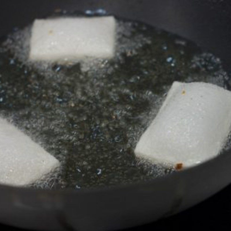 Step 3 Fry the noodles for Fried Egg Noodles