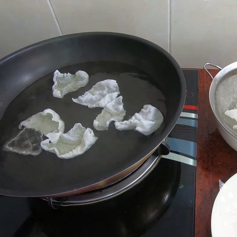 Step 2 Fry the rice paper Crispy fried rice paper with salt and chili