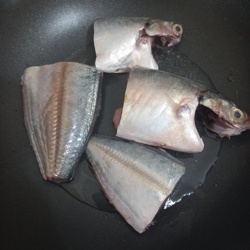 Step 2 Fry the fish for Sour Tomato and Mackerel Soup