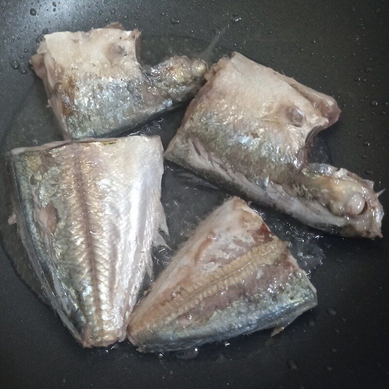 Step 2 Fry the fish for Sour Tomato and Mackerel Soup