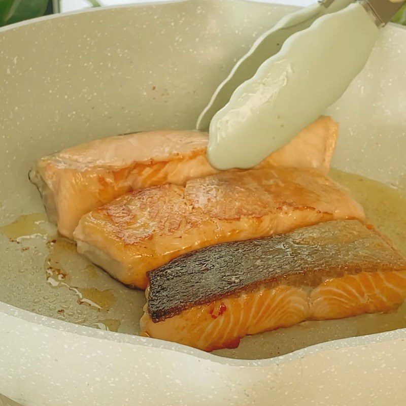 Step 4 Fry the Sake Salmon