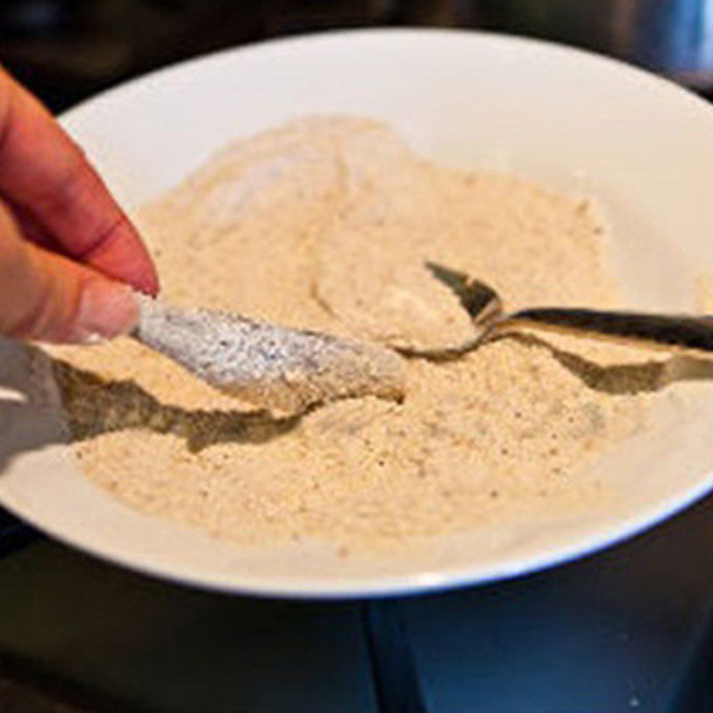 Step 2 Fry the fish for fried goby fish with garlic and chili