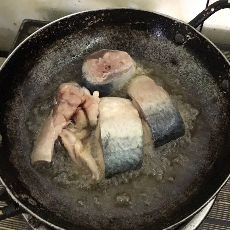 Step 2 Fry the fish Japanese mackerel - mackerel braised in coconut water