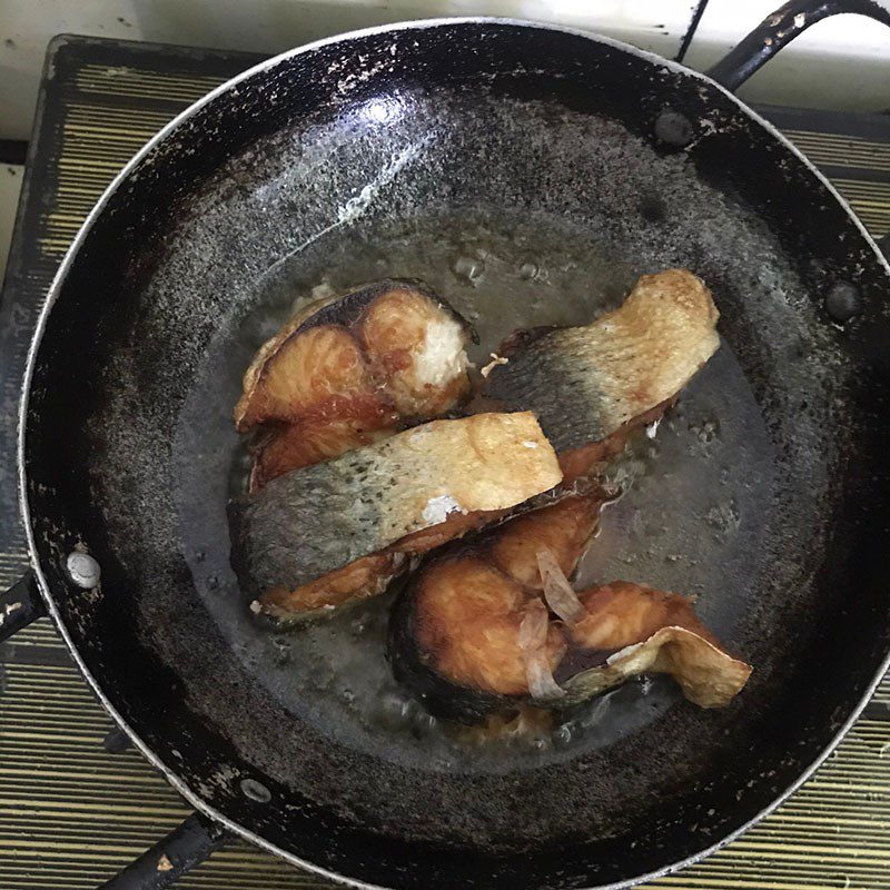 Step 2 Fry the fish Japanese mackerel - mackerel braised in coconut water