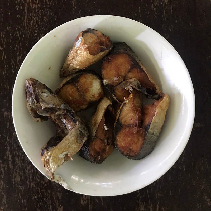 Step 2 Fry the fish Japanese mackerel - mackerel braised in coconut water