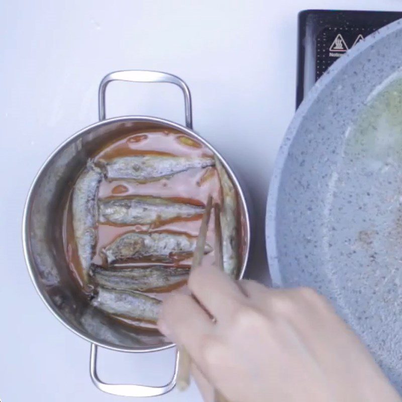 Step 3 Frying fish Fried egg fish with tomato sauce