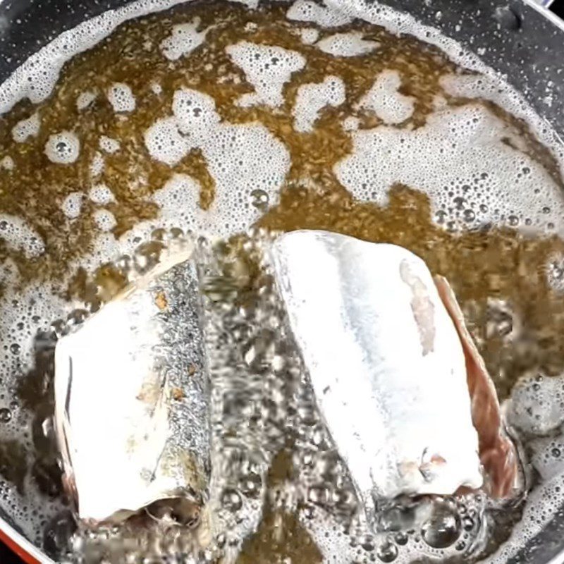 Step 3 Fry the fish Mackerel cooked with garlic and chili