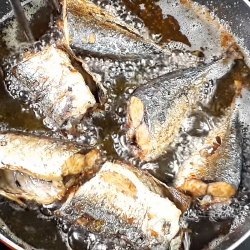 Step 3 Fry the fish Mackerel cooked with garlic and chili