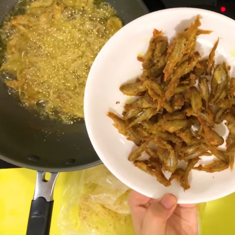 Step 3 Fry the fish Fried fish with lemongrass and dried chili