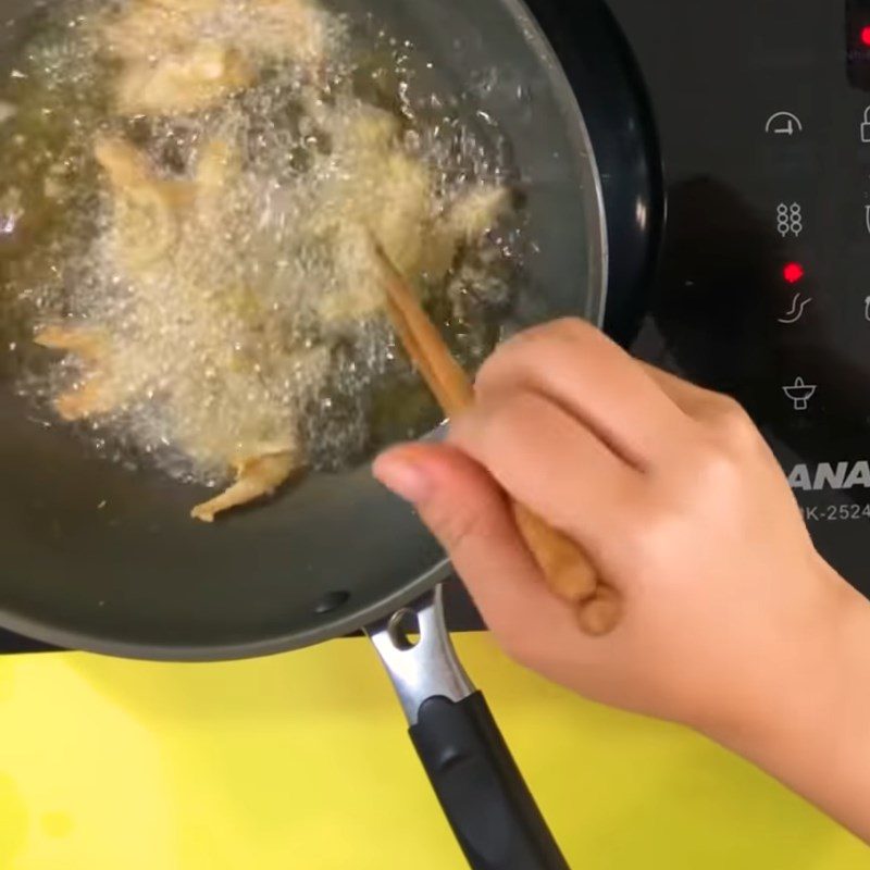 Step 3 Fry the fish Fried fish with lemongrass and dried chili