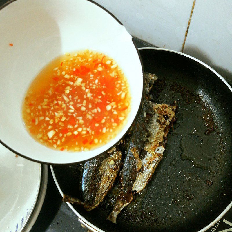 Step 3 Fried Mackerel Garlic Fish Sauce