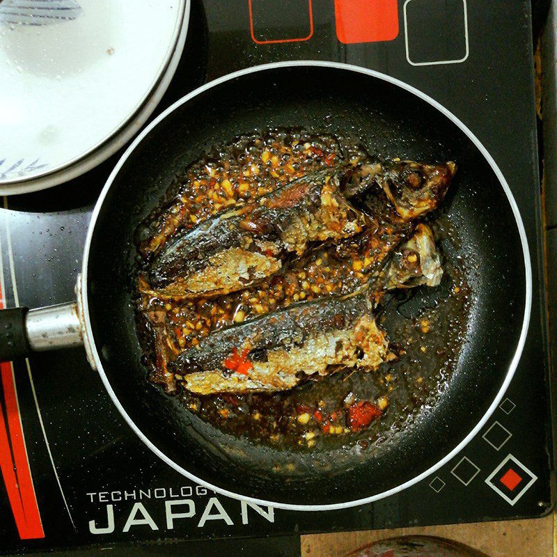 Step 3 Fried Mackerel Garlic Fish Sauce