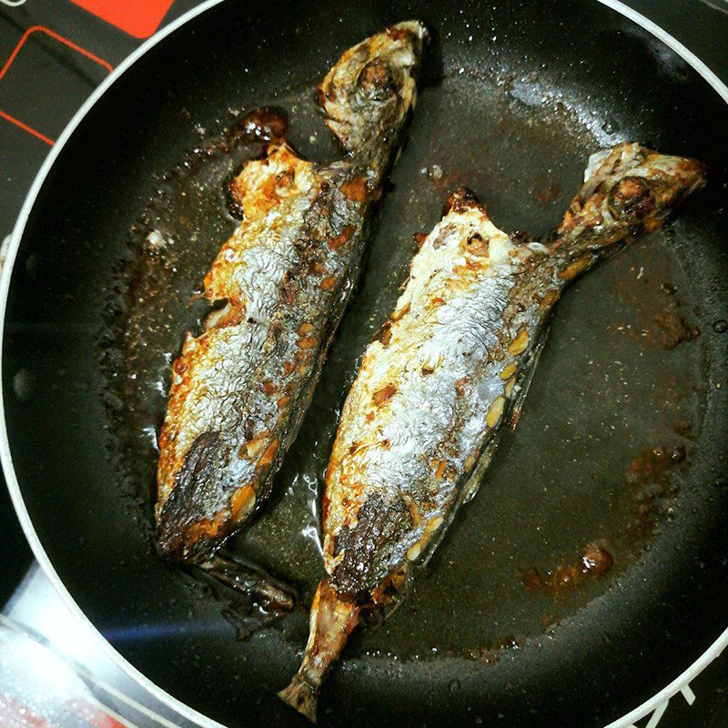 Step 3 Fried Mackerel Garlic Fish Sauce