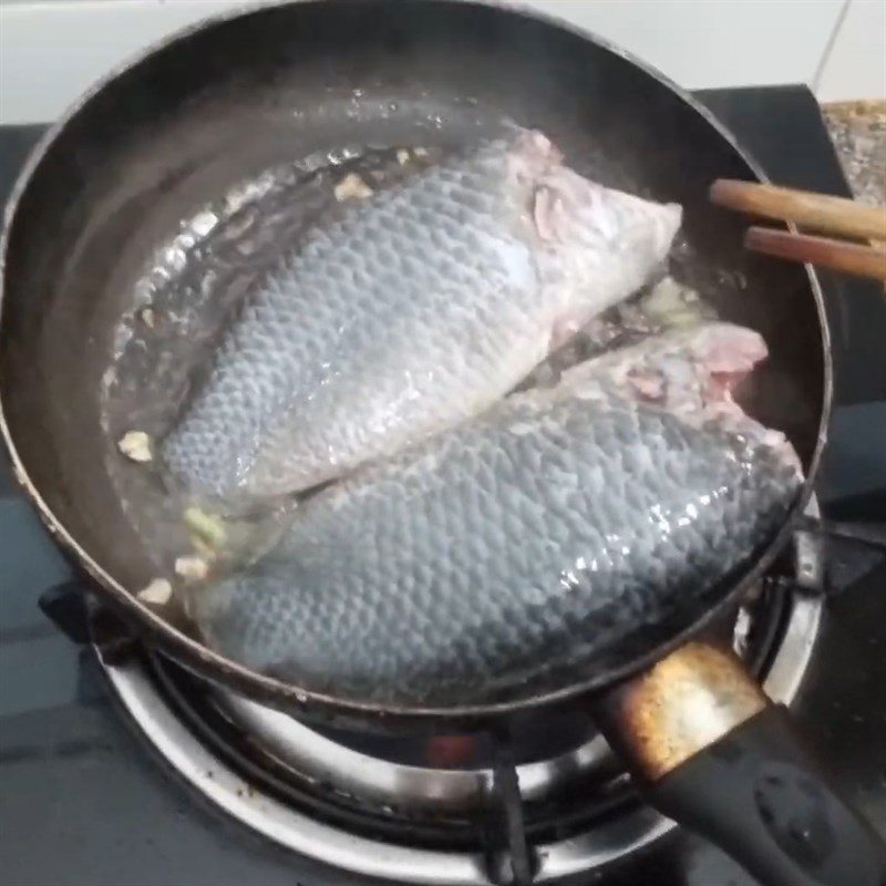 Step 2 Fry the catfish for Catfish porridge with pumpkin