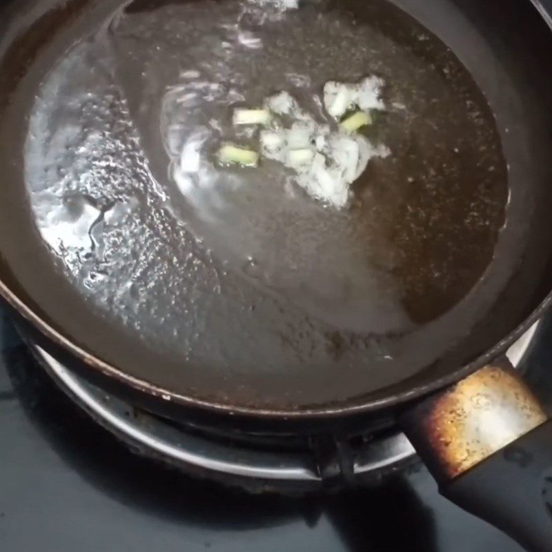 Step 2 Fry the catfish for Catfish porridge with pumpkin