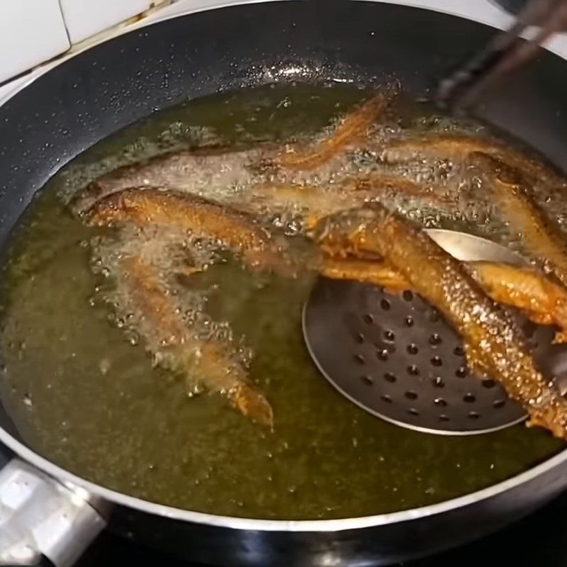 Step 3 Fry the fish and betel leaves Fried eel with betel leaves