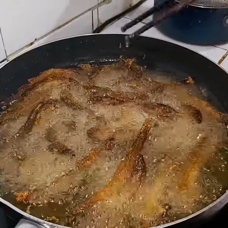 Step 3 Fry the fish and betel leaves Fried eel with betel leaves