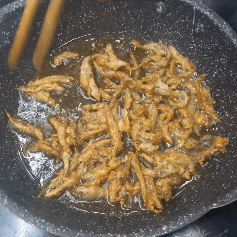 Step 3 Fry the fish with garlic butter Goby fried with garlic butter