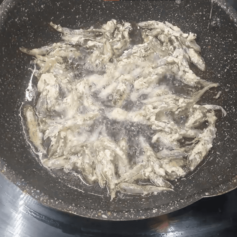 Step 3 Fry the fish with garlic butter Goby fried with garlic butter