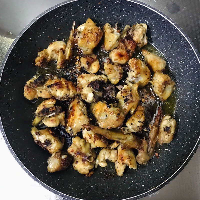 Step 3 Fry the chicken wings Fried garlic chicken wings