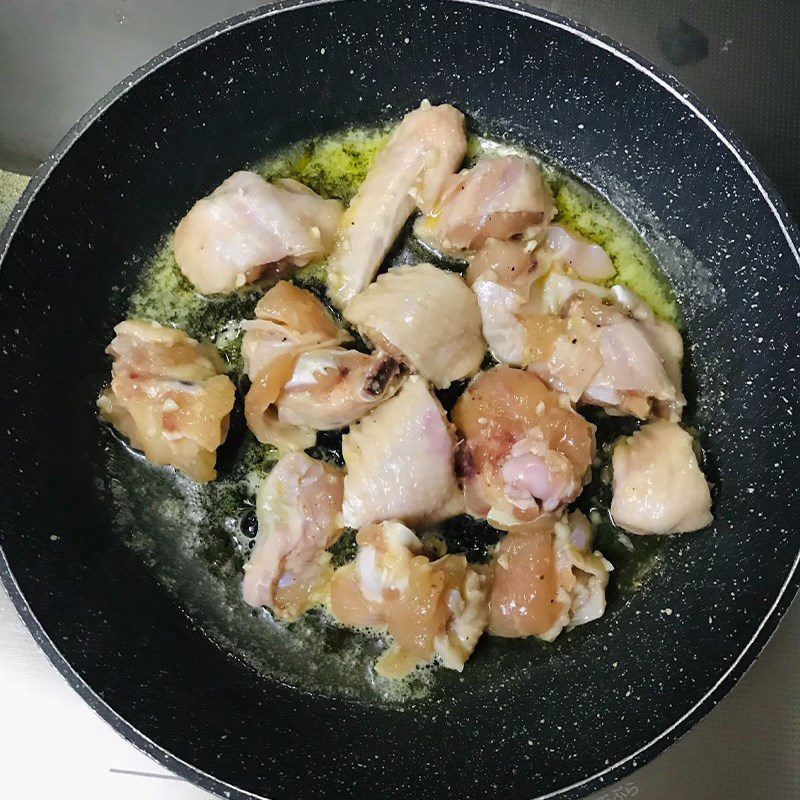 Step 3 Fry the chicken wings Fried garlic chicken wings