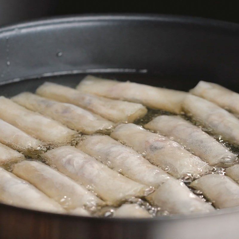 Step 4 Frying spring rolls