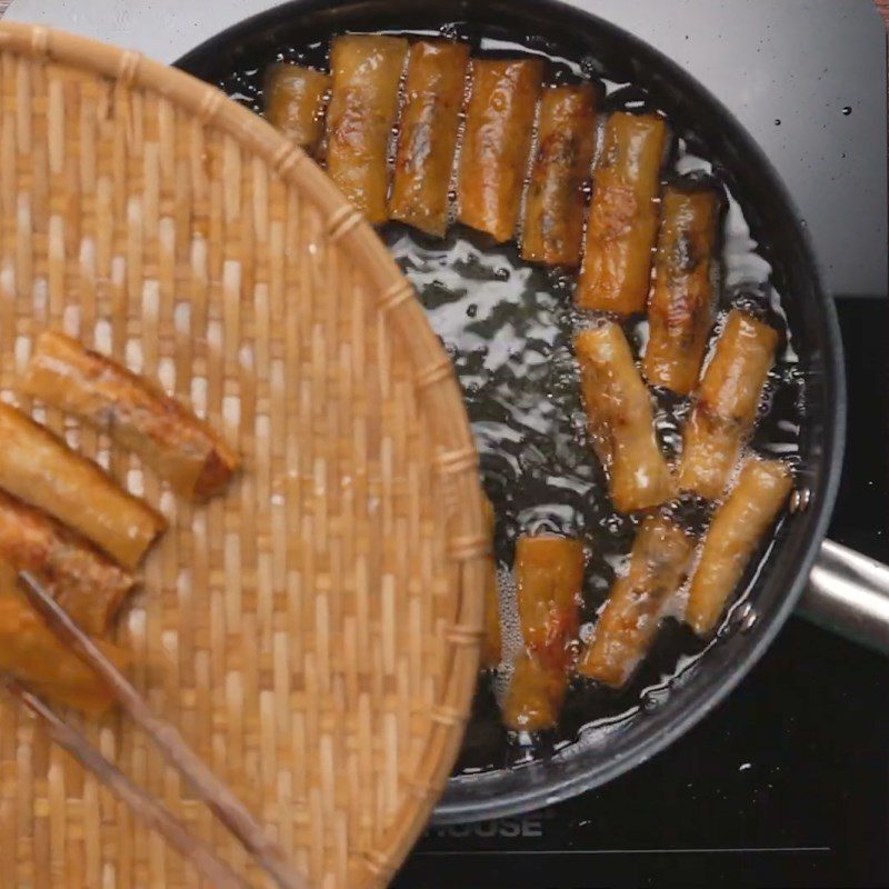 Step 4 Frying spring rolls