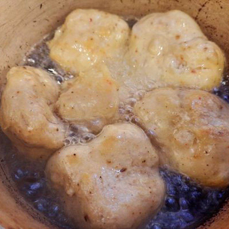 Step 4 Frying shrimp and fish cakes