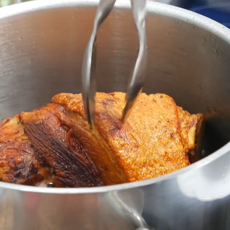 Step 5 Frying pork leg Fried salted pork leg