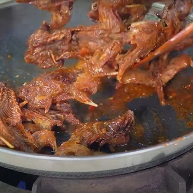 Step 5 Frying rat with fish sauce