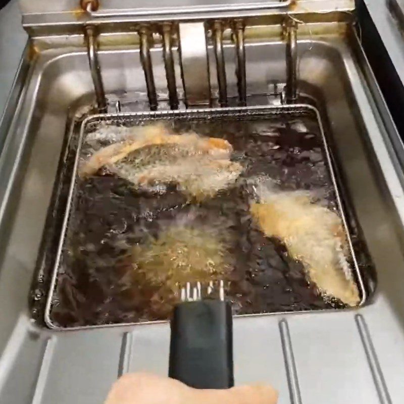 Step 3 Fry the salmon skin Crispy fried salmon skin