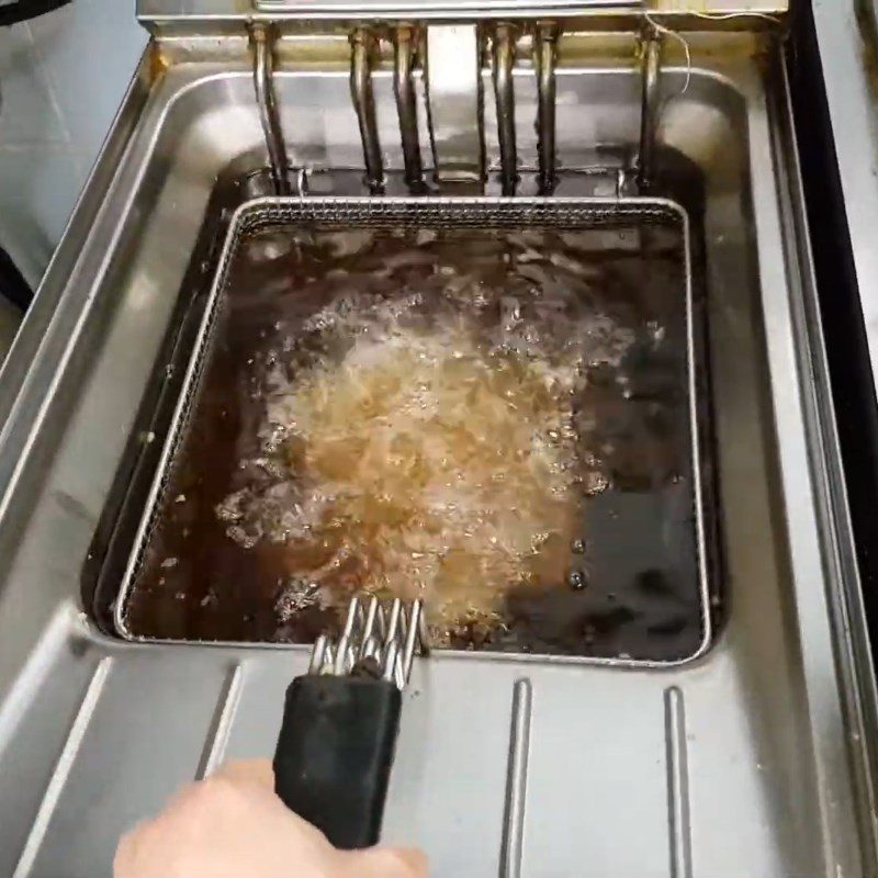 Step 3 Fry the salmon skin Crispy fried salmon skin