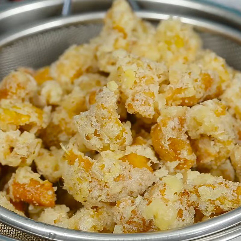 Step 3 Fry the chicken skin Spicy fried chicken skin