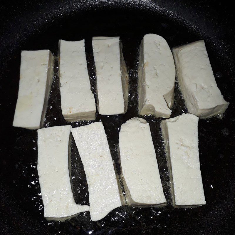 Step 2 Fry the white tofu for straw mushrooms braised with tofu and fermented bean curd