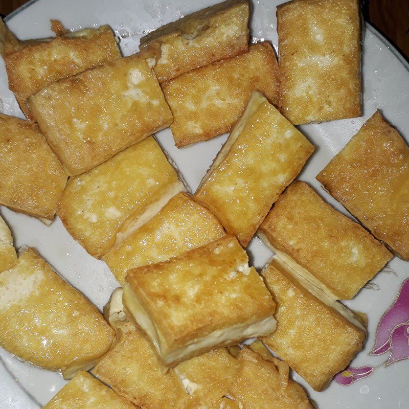 Step 2 Fry the white tofu Tofu with mushroom sauce