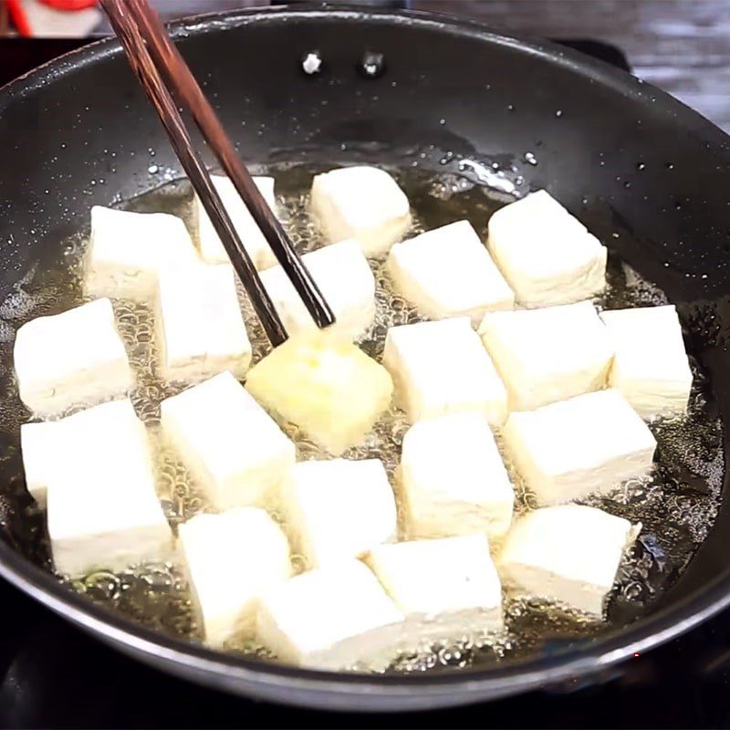 Step 2 Fry the white tofu Tofu with mushroom sauce